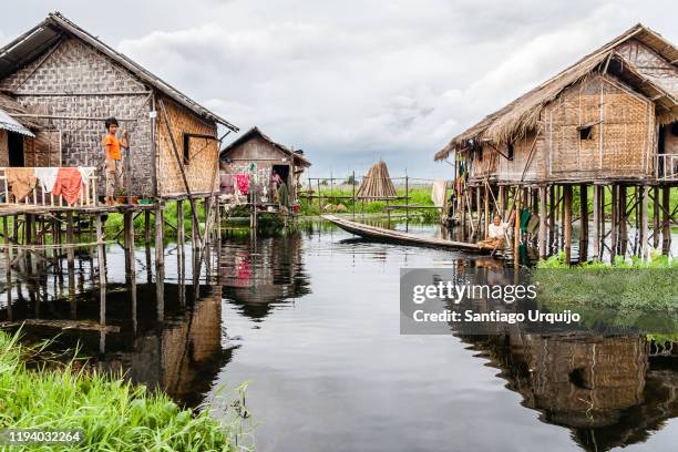 stilt houses in village of nyaungshwe - stelze stock-fotos und bilder