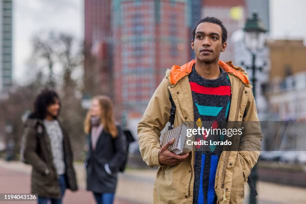 multi-etnische universitaire studenten - the hague stockfoto's en -beelden