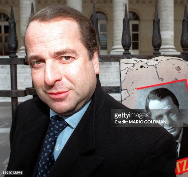 Photo prise le 24 octobre 1991 devant le Palais Brongniart à Paris, de l'écrivain Paul-Loup Sulitzer présentant ses livres de bandes dessinées....