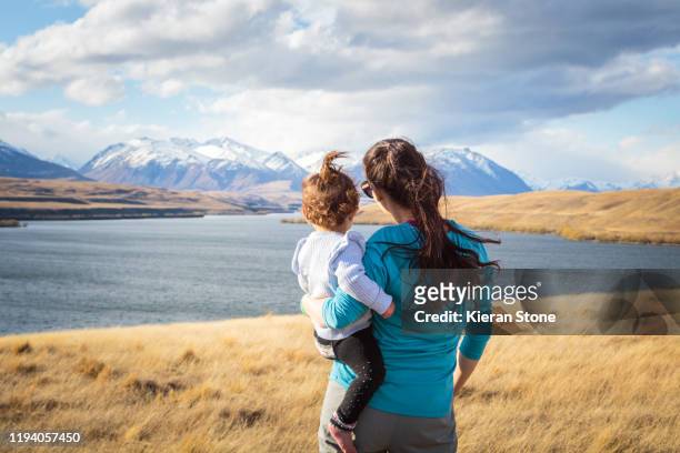lake alexandria, new zealand - mother and daughter in the wind stock-fotos und bilder