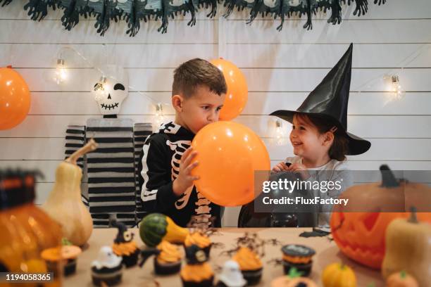 globo de halloween soplando - halloween decoration fotografías e imágenes de stock