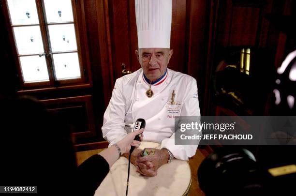 Le célèbre chef cuisinier Paul Bocuse pose, le 24 janvier 2007 pendant le salon Sirha à Chassieu, à l'occasion du concours le Bocuse d'Or, la "plus...