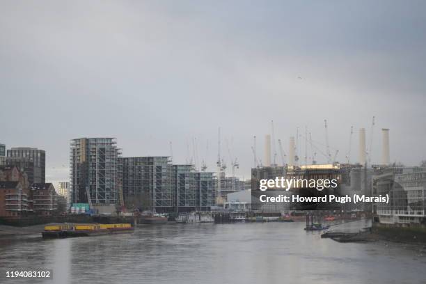 battersea power station the golden property market - battersea power station silhouette stock-fotos und bilder