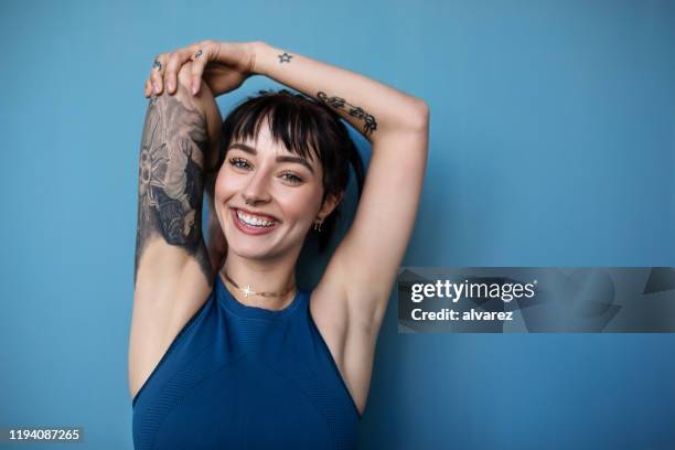 beautiful young woman posing in sportswear - tatuagem imagens e fotografias de stock