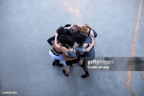 fitness-frauen-gruppe in huddle - city from above stock-fotos und bilder