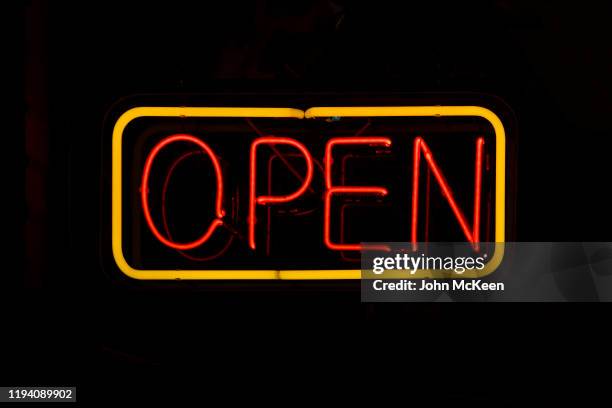 neon open sign - open segnale inglese foto e immagini stock