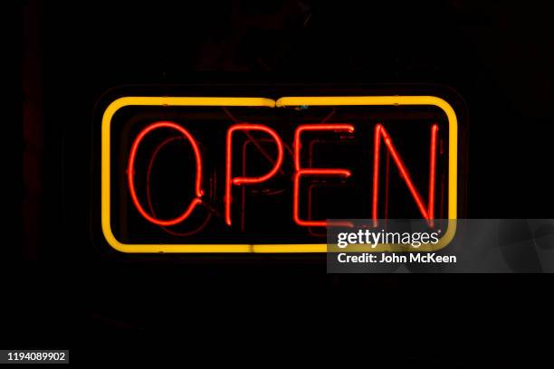 neon open sign - store sign stockfoto's en -beelden