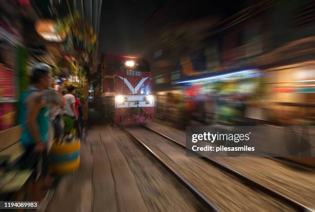 urban railway, trein op snelheid, hanoi stad, noord-vietnam. - hanoi night stockfoto's en -beelden