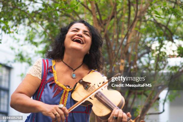 geiger spielt und singt im freien - music festival day 1 stock-fotos und bilder