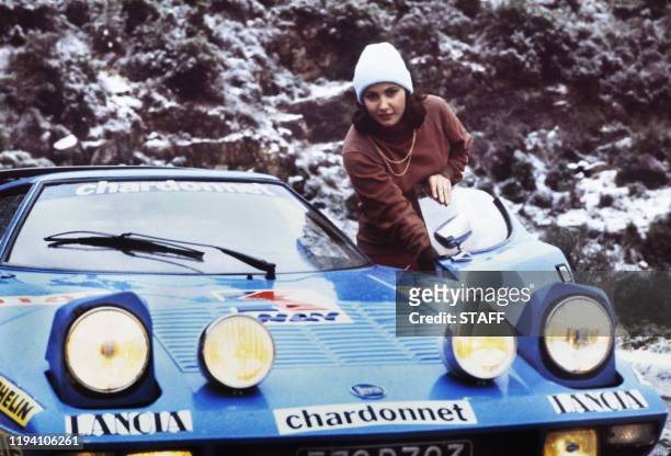 La pilote de rallye française Michèle Mouton pose près de sa Lancia Stratos lors du Rallye de Monte-Carlo, en janvier 1978.Michèle Mouton participe...