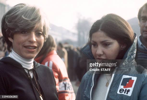 Les pilotes de rallye françaises Michèle Mouton et Françoise Conconi sont photographiées, le 19 janvier 1976, avant le départ du Rallye de...