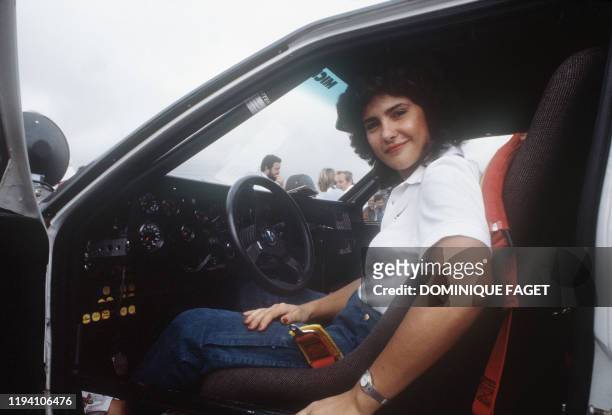 La pilote de rallye française Michèle Mouton pose lors du Malboro Safari, en avril 1983, à Nairobi. Michèle Mouton participe pour la première fois au...