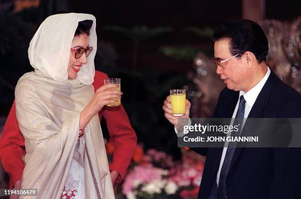 Pakistani Prime minister Benazir Bhutto toasts with President Li Peng, 12 September 1989, during her visit to China.