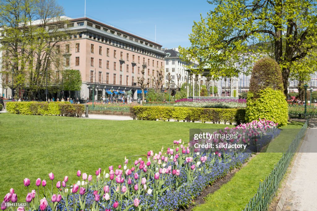 El público Bergen City Park en el centro de la ciudad de Bergen en la costa oeste de Noruega en primavera