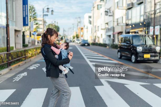 junge mutter pendelt mit ihrem baby-mädchen - baby stroller stock-fotos und bilder