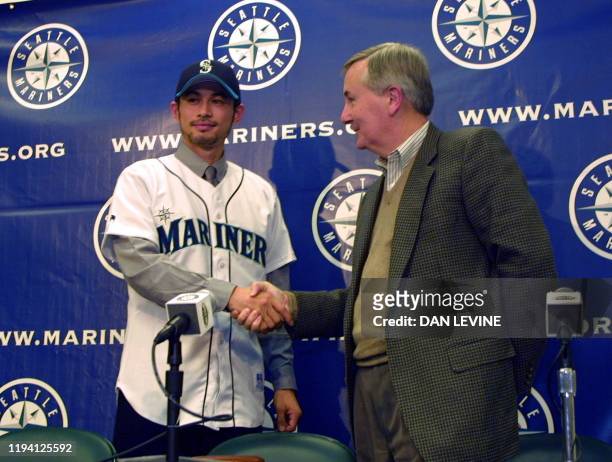 New Seattle Mariner Ichiro Suzuki is welcomed by team CEO Howard Lincoln during a press conference in Seattle, Washington, 30 November, 2000. Suzuki...