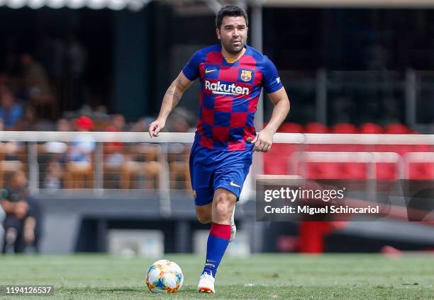 Deco of Barcelona controls the ball during a match between Barcelona and Borussia Dortmund for the Legends Cup 2019 at Morumbi Stadium on December...