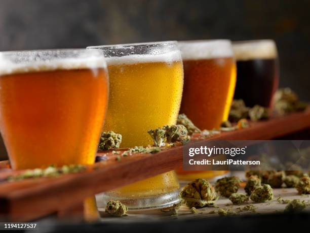 campionatori di birra infusi di cannabis - canapa foto e immagini stock