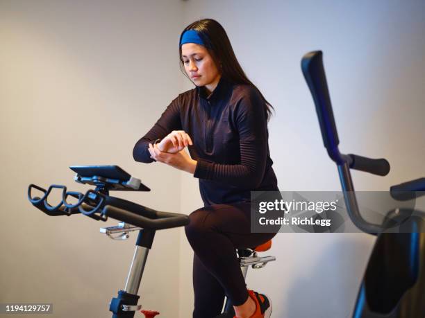 ティーンガールは屋内にフィットを保ちます - peloton ストックフォトと画像