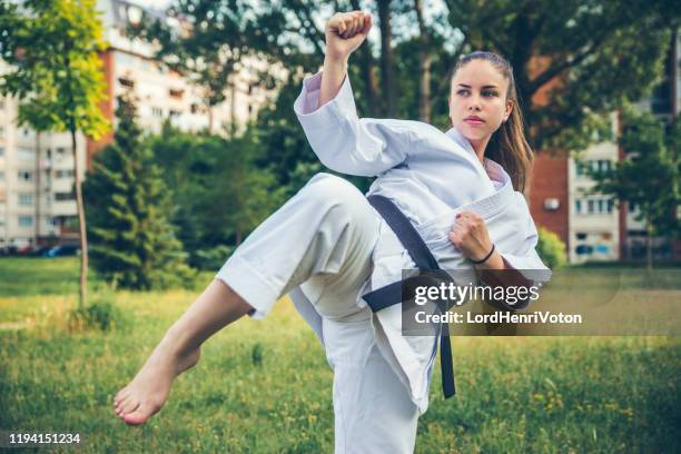 mädchen, das karate übt - judo stock-fotos und bilder