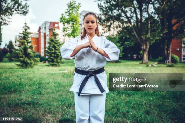 chica practicando karate - women's judo fotografías e imágenes de stock