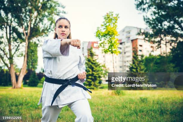 mädchentraining karate - women's judo stock-fotos und bilder