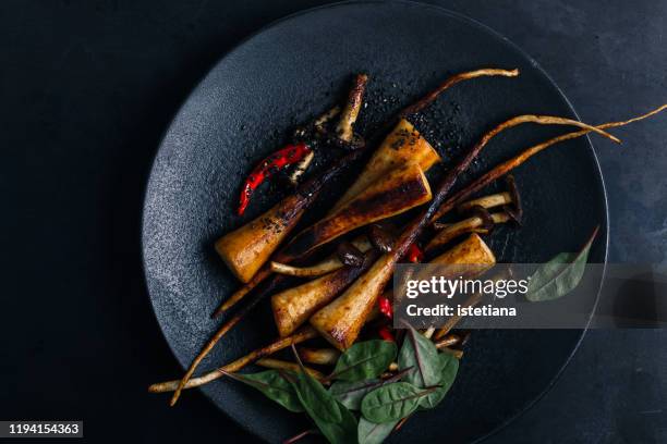 vegan meal, plant based food, roasted parsley root with mushrooms - vegetarianism - fotografias e filmes do acervo