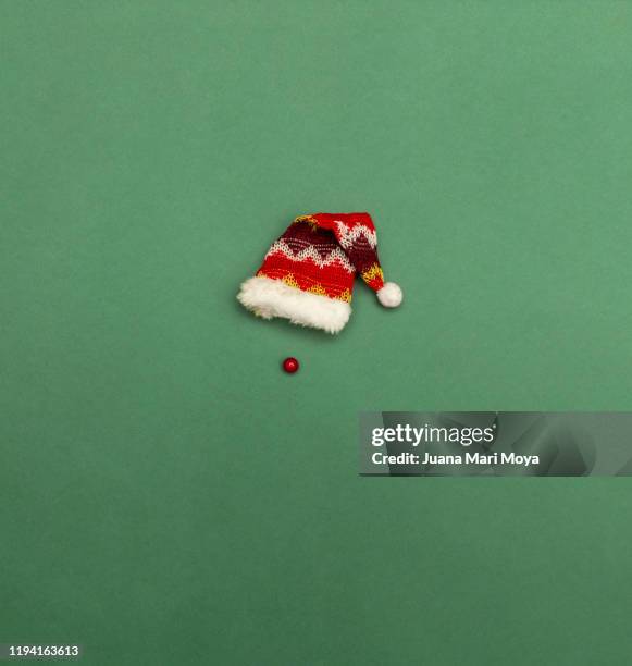 christmas minimalist background.  of papanoel hat - green hat 個照片及圖片檔