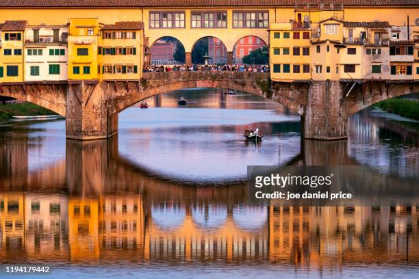 boats, ponte vecchio, river arno, florence, tuscany, italy - vecchio stock-fotos und bilder