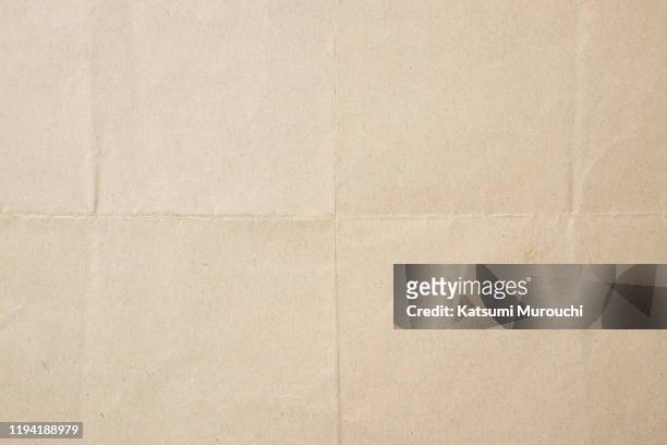 folded brown paper texture background - gefältelt stock-fotos und bilder