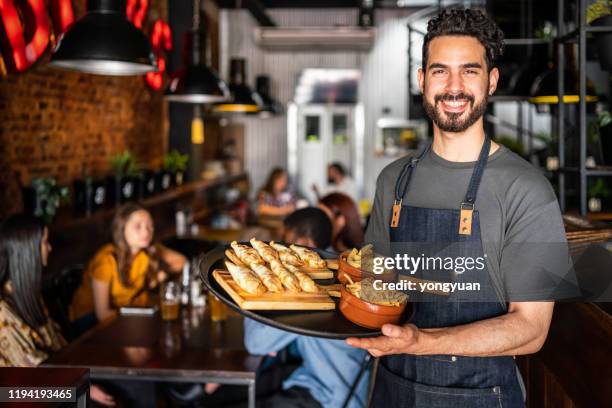 portret van een ober in een café in buenos aires - waiter stockfoto's en -beelden