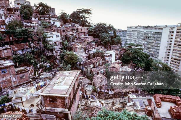 brazil, informal favela settlement - asymétrique photos et images de collection