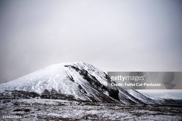 snowcapped mountain at thingvellir national park in iceland - nationaal park pingvellir stockfoto's en -beelden