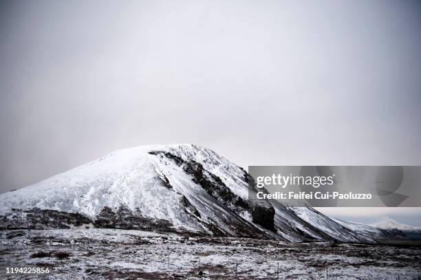 snowcapped mountain at thingvellir national park in iceland - thingvellir national park 個�照片及圖片檔