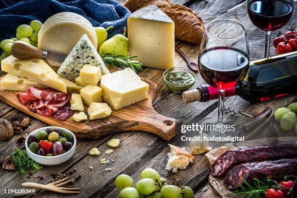 förrätt: rött vin, ost och lufttorkad skinka på rustikt träbord - cheese and wine bildbanksfoton och bilder