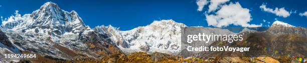 annapurna 8091m base camp de prière drapeaux montagnes de l'himalaya panorama népal - népal photos et images de collection