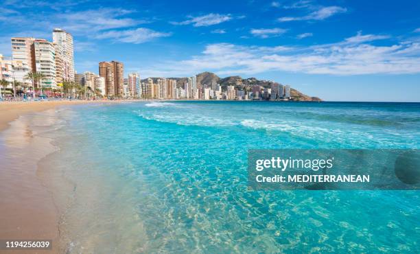 benidorm levante beach à alicante espagne - costa blanca photos et images de collection