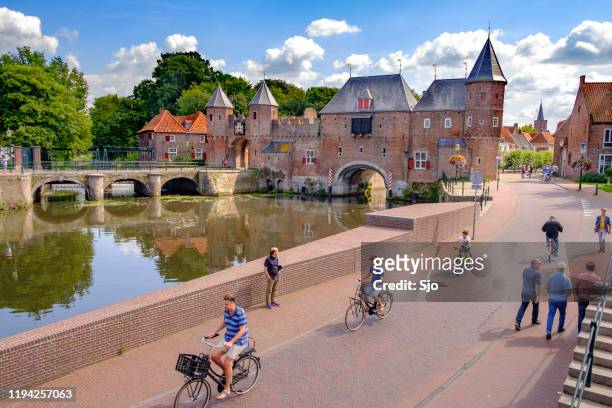 muralla medieval de koppelpoort y puerta sobre el río eem en amersfoort - utrecht fotografías e imágenes de stock