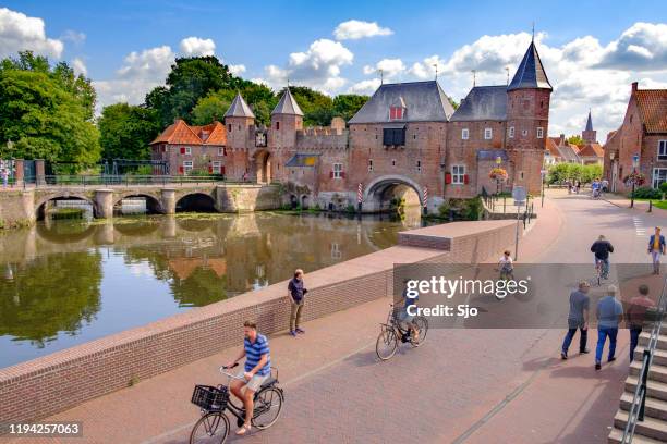 mur et porte médiévaux de ville de koppelpoort au-dessus de la rivière d'eem dans des amersfoort - utrecht photos et images de collection