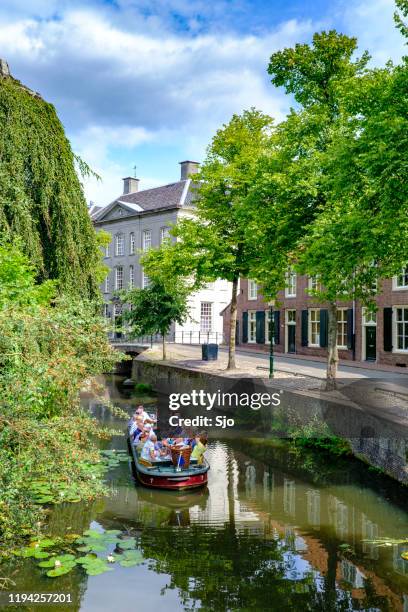 toeristische grachtenrondvaart op de zuid singel in amersfoort tijdens een mooie zomerdag - amersfoort nederland stockfoto's en -beelden