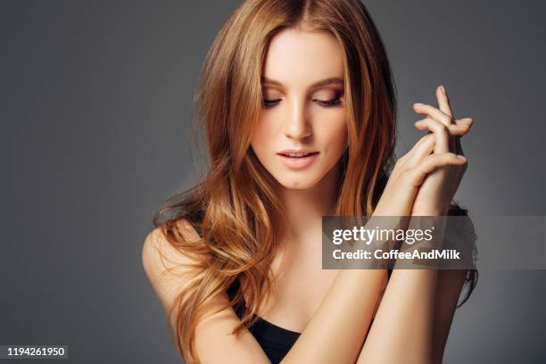 giovane donna con i capelli rossi - beauty woman hair foto e immagini stock