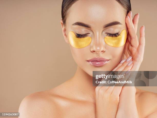 vrouw met ooglapjes onder haar ogen - medical eye patch stockfoto's en -beelden