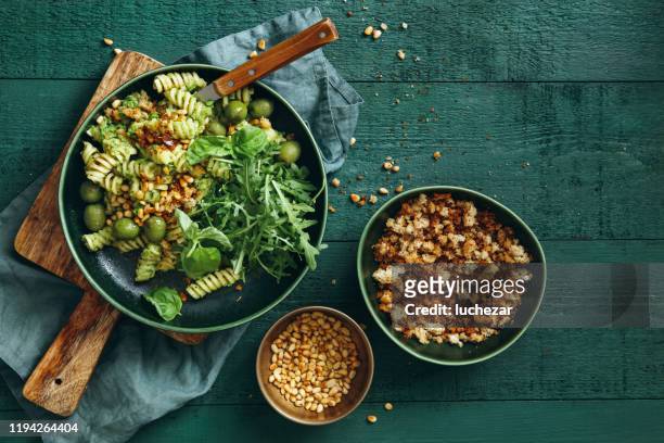 summer vegetarian pasta salad with broccoli pesto - vegetação mediterranea imagens e fotografias de stock