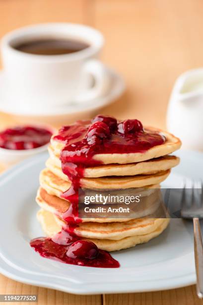 buttermilk pancakes with cherry jam sauce - cherry on top stock-fotos und bilder