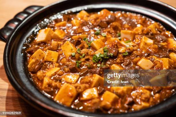 mapo tofu, tofu in hot and spicy sauce - szechuan cuisine stock-fotos und bilder