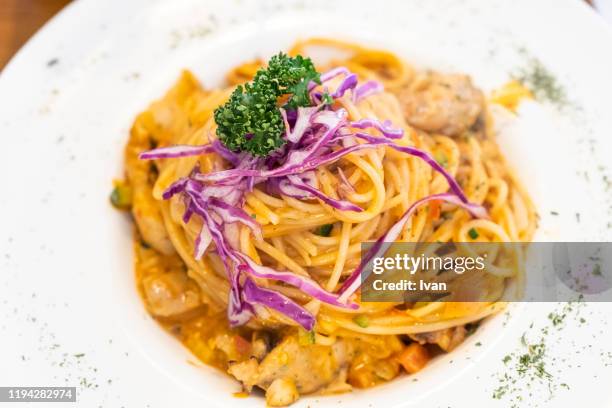 homemade pasta with chicken and bolognese sauce freshly served in plate - chicken parmigiana stockfoto's en -beelden