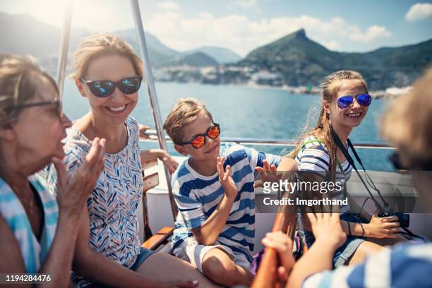 familie genießt seefahrt an der amalfiküste - boat deck stock-fotos und bilder