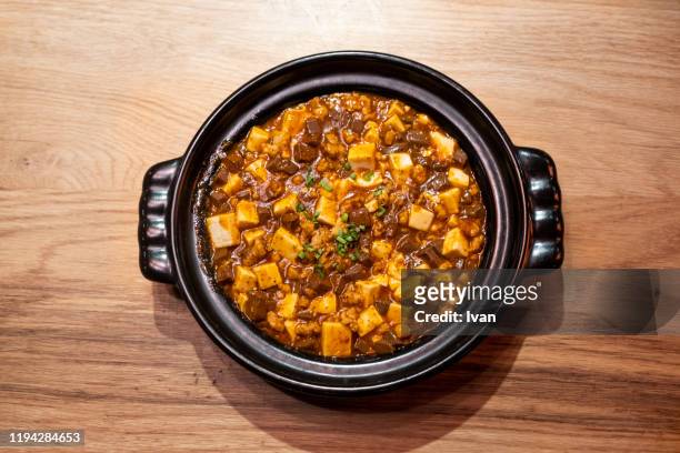 mapo tofu, tofu in hot and spicy sauce - szechuan cuisine stockfoto's en -beelden