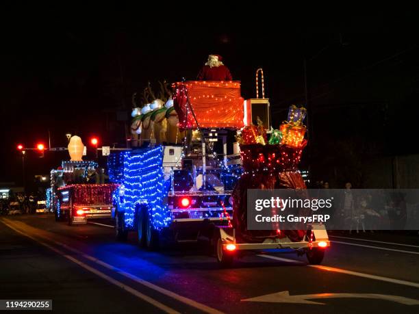 keizer holiday lights parade annual oregon christmas parade santa truck - parede stock pictures, royalty-free photos & images