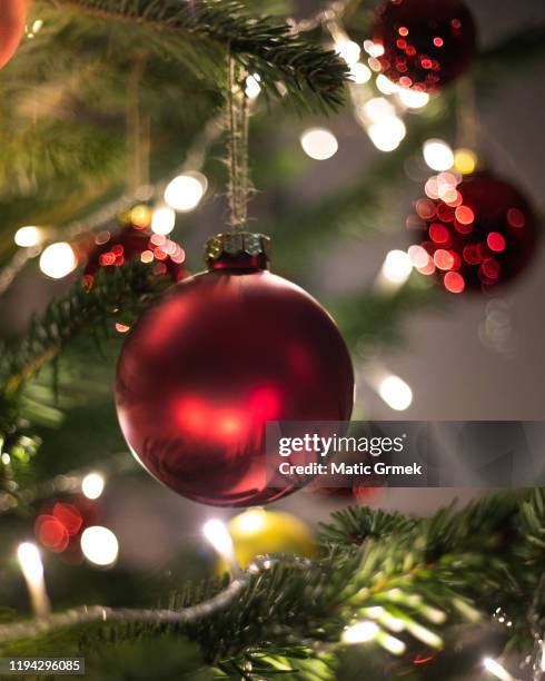 decoración navideña. colgando bolas rojas en ramas de pino guirnalda de árbol de navidad y adornos sobre fondo bokeh abstracto con espacio de copia - pelota fotografías e imágenes de stock